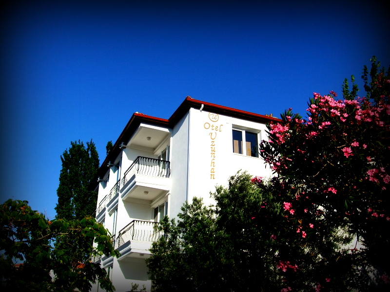 Uzunhan Otel — zakkum çiçekleriyle